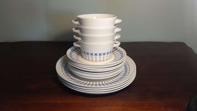 HUGUENOT FINE CHINA - SET OF 4 PLATES, SMALL PLATES AND SOUP BOWLS (WITH UNDER PLATES)