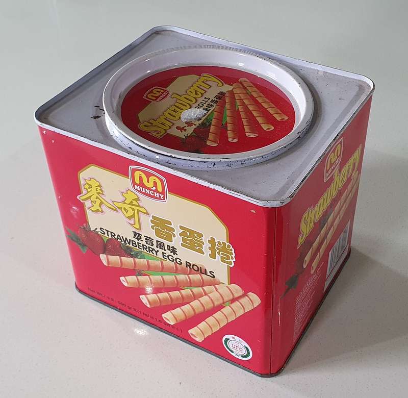 MUNCHY STRAWBERRY EGG ROLLS tin as per photos