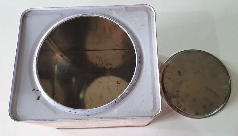 MUNCHY STRAWBERRY EGG ROLLS tin as per photos