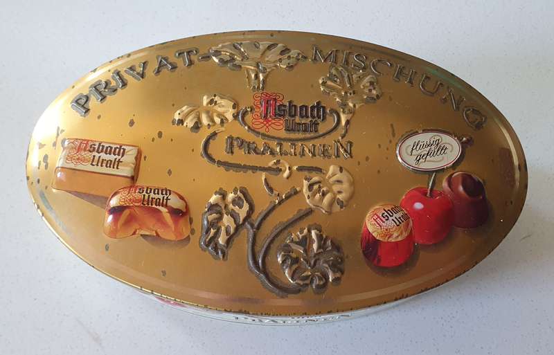 PRIVAT MISCHUNNG - ASBACH URALT - PRALINEN tin as per photos