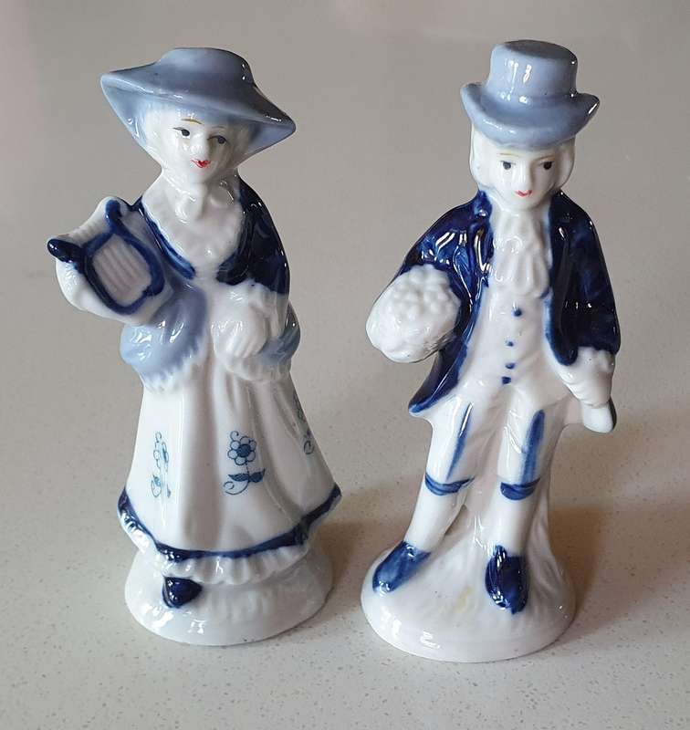 Blue and white figurines - as per photo
