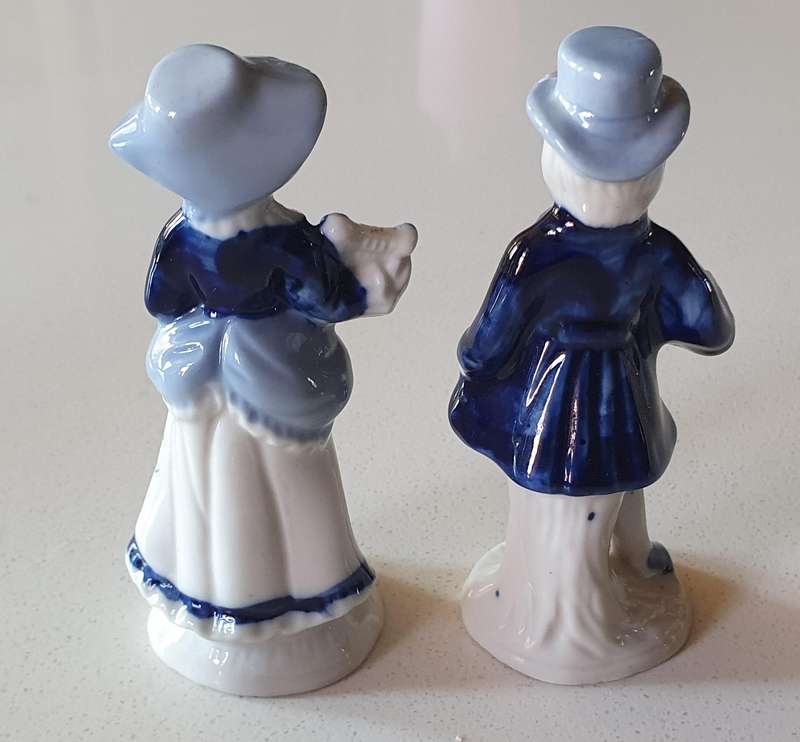 Blue and white figurines - as per photo
