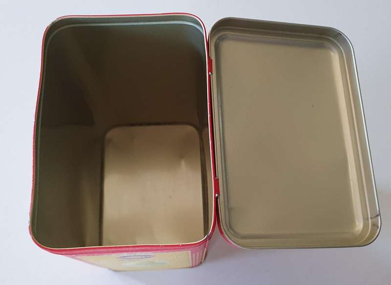 SNOWFLAKE CAKE FLOUR tin as per photo.