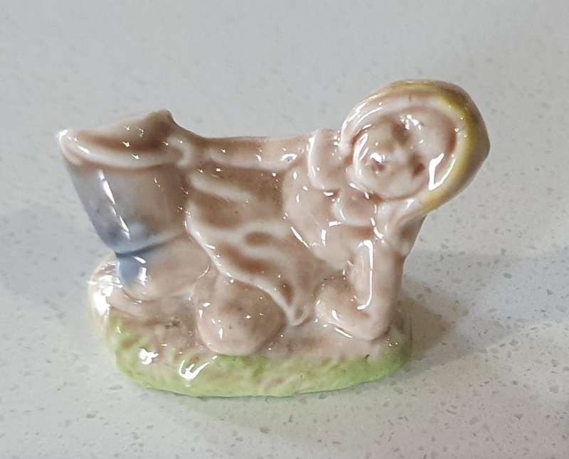 1 Miniature Wade ornament figures as per photo