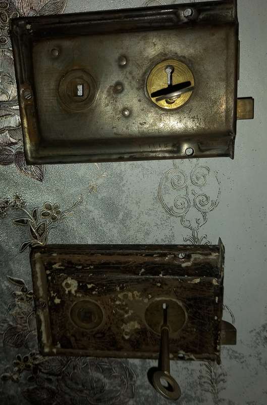 Two vintage lock mechanism, include keys