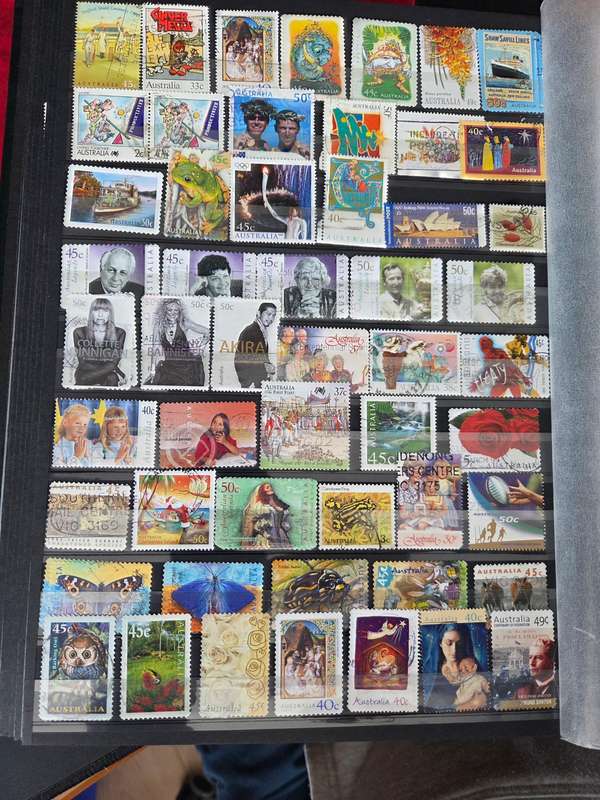 Australia Collection in 3 large stock books, 2000 stamps fine used