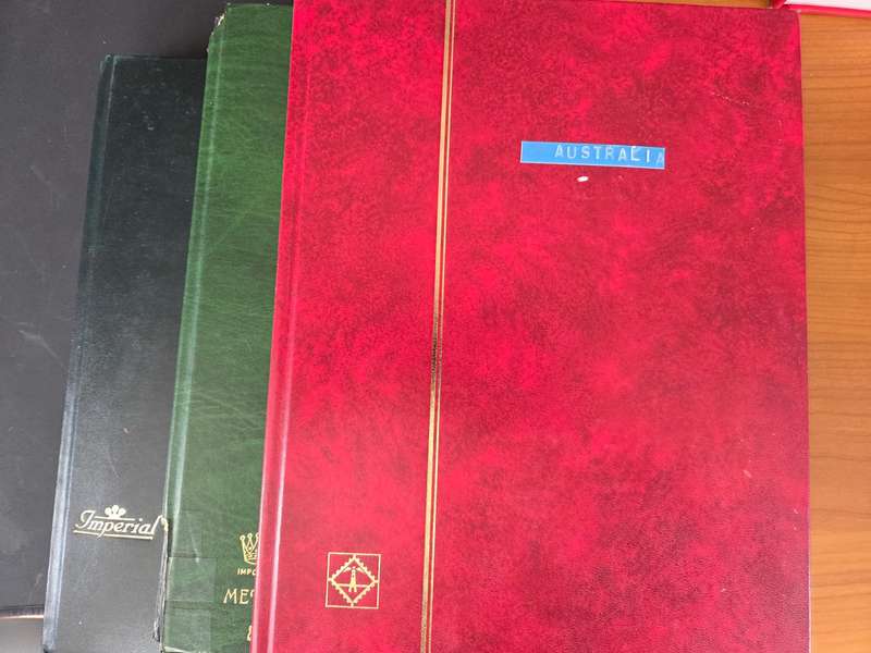 Australia Collection in 3 large stock books, 2000 stamps fine used