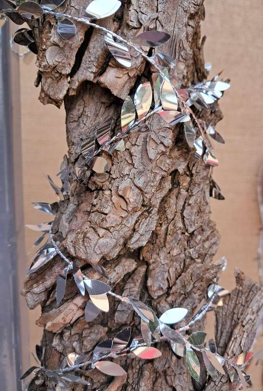 Wired Tinsel Leaves Garland 7m Silver