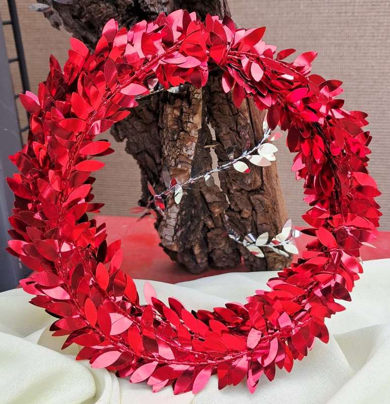 Wired Tinsel Leaves Garland 7m Red