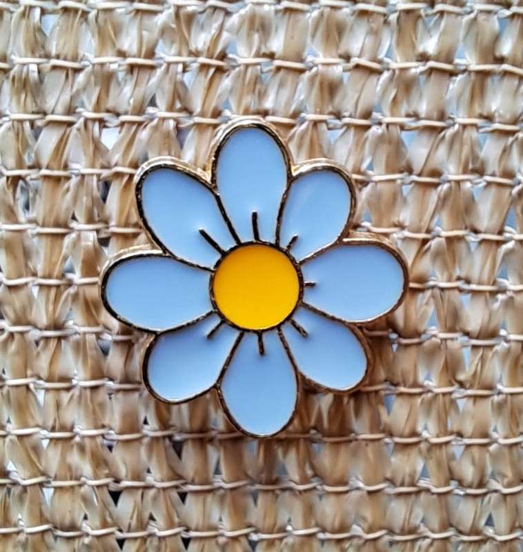 Enamel Metal Pin Badge Blue Daisy