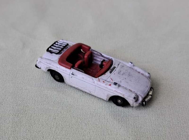 Hongwell MGB Cabriolet 1:72 DAMAGED