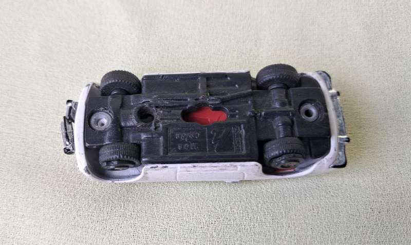 Hongwell MGB Cabriolet 1:72 DAMAGED