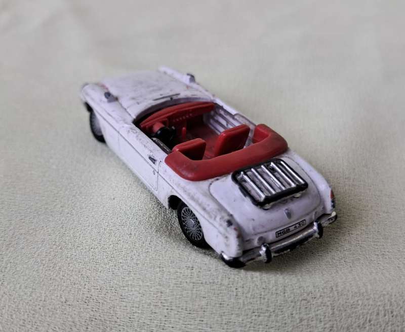 Hongwell MGB Cabriolet 1:72 DAMAGED