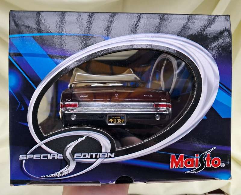 Maisto Special Edition 1:18 1965 Pontiac GTO Hurst Edition - Roof Warped