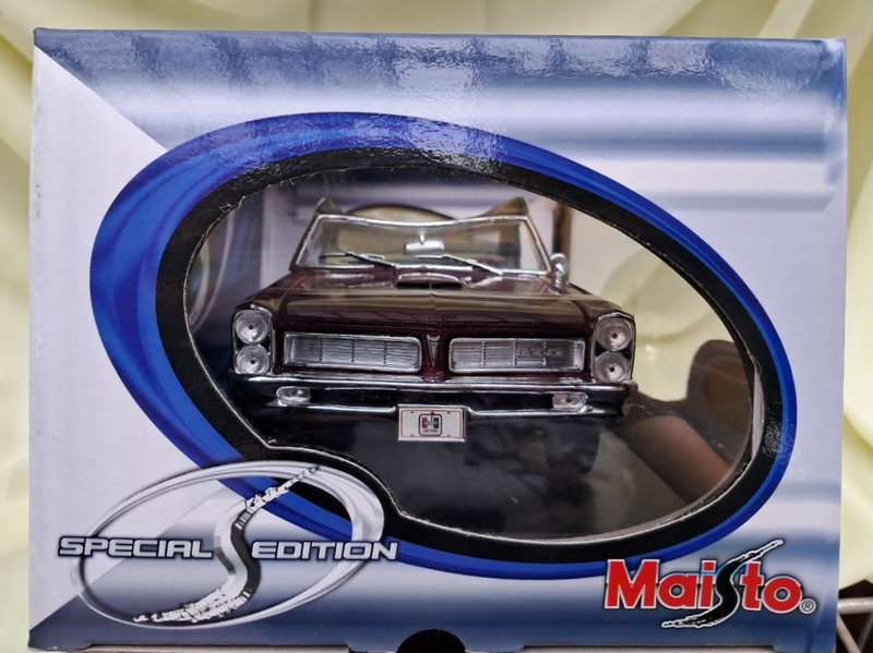 Maisto Special Edition 1:18 1965 Pontiac GTO Hurst Edition - Roof Warped