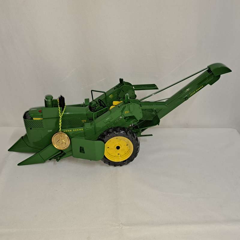 John Deere Tractor No 14  Tractor 4020 +Corn Picker 237 - Classics Series - Scale 1/16