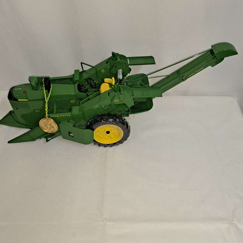 John Deere Tractor No 14  Tractor 4020 +Corn Picker 237 - Classics Series - Scale 1/16