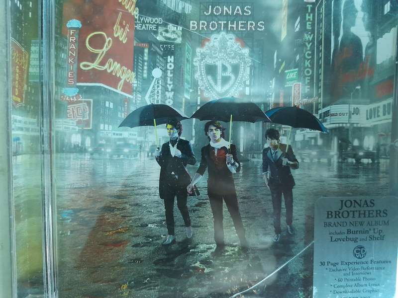 Jonas Brothers - A Little bit longer