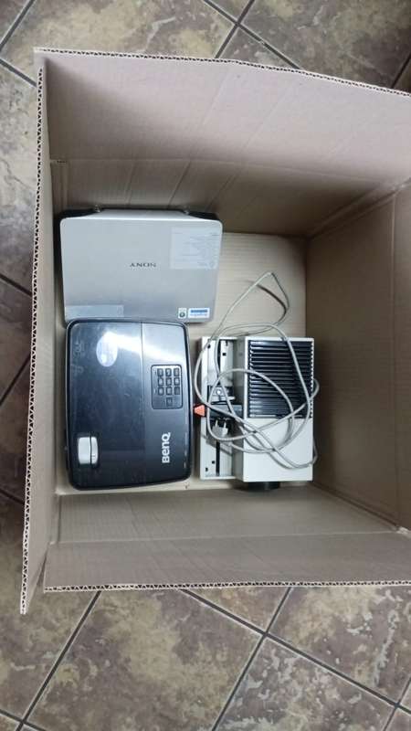 Projector x 3 ( READ DESCRIPTION PLEASE)