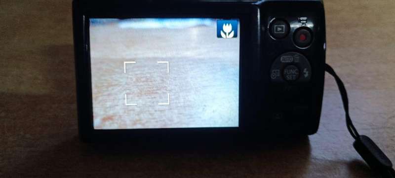 Canon IXUS 185  8x Zoom incl memory card and charger and pouch