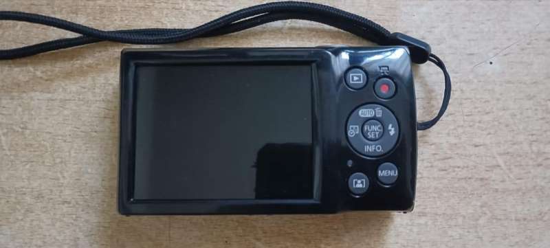 Canon IXUS 185  8x Zoom incl memory card and charger and pouch