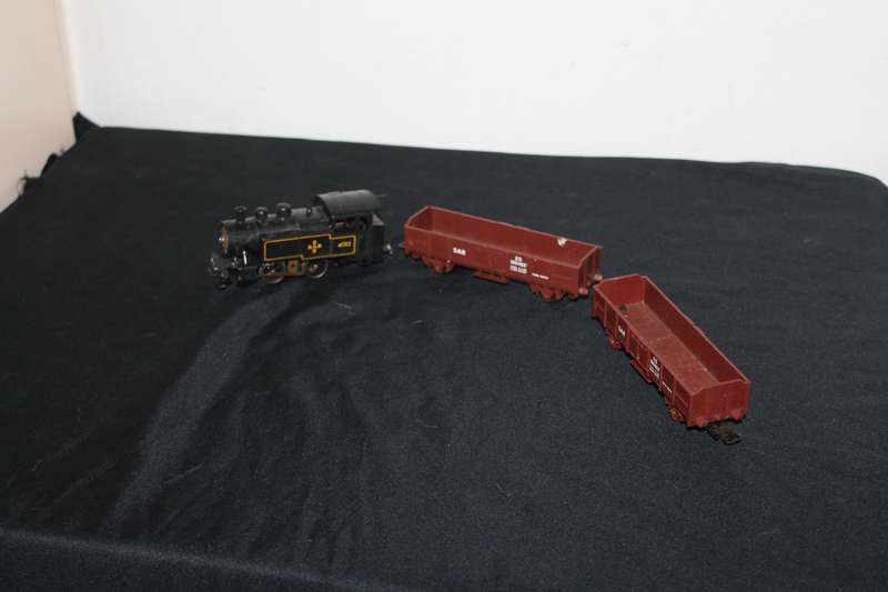 Lima Locomotive with 2 Carriages