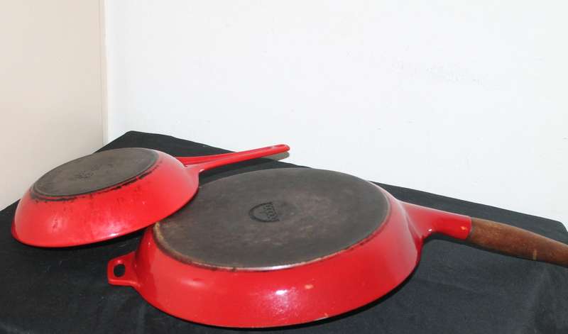 2 cast Iron Frying Pans