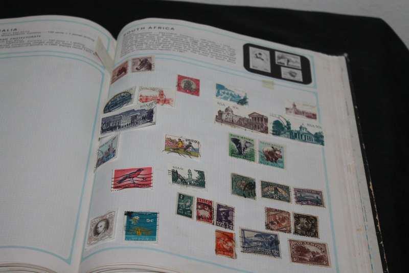 Stamp Album 1300 Assorted Stamps