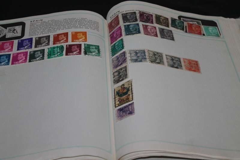 Stamp Album 1300 Assorted Stamps