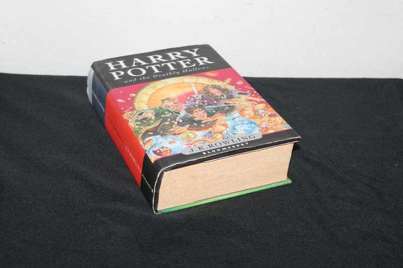 J K Rowling Harry Potter and the deadly Hallow