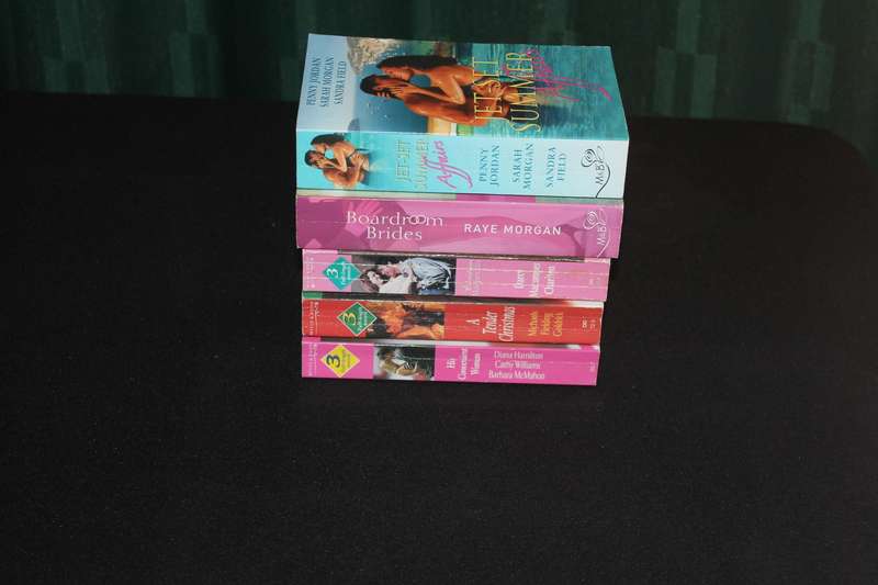 5 Mills and Boon 3 in 1 Stories