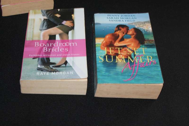 5 Mills and Boon 3 in 1 Stories
