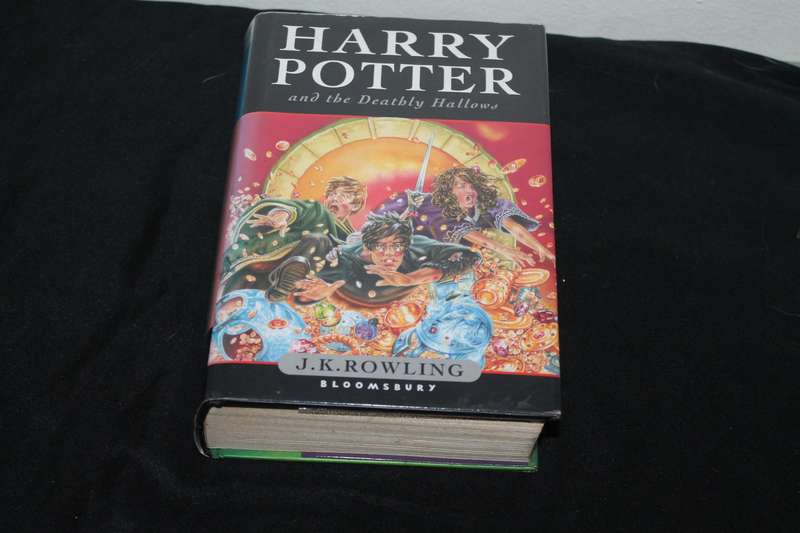 J K Rowling Harry Potter and the deadly Hallow