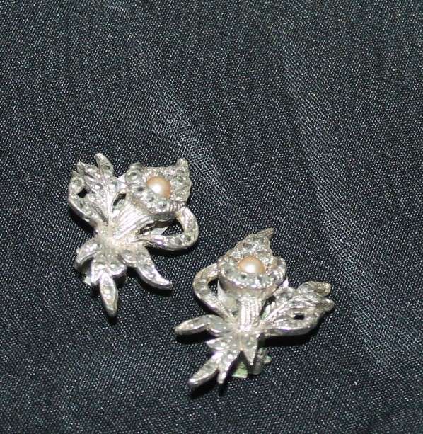 4 Marcasite Brooches and a pair of earrings
