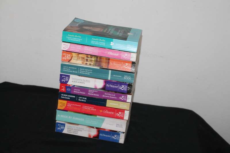 10 Mills and Boon 2 in 1 and 3 in 1 Stories