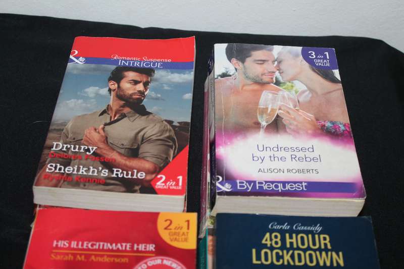 10 Mills and Boon 2 in 1 and 3 in 1 Stories