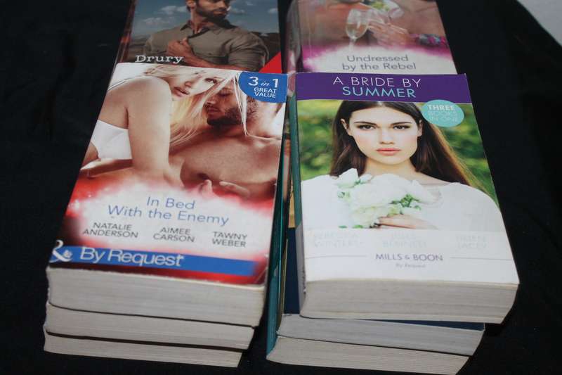 10 Mills and Boon 2 in 1 and 3 in 1 Stories