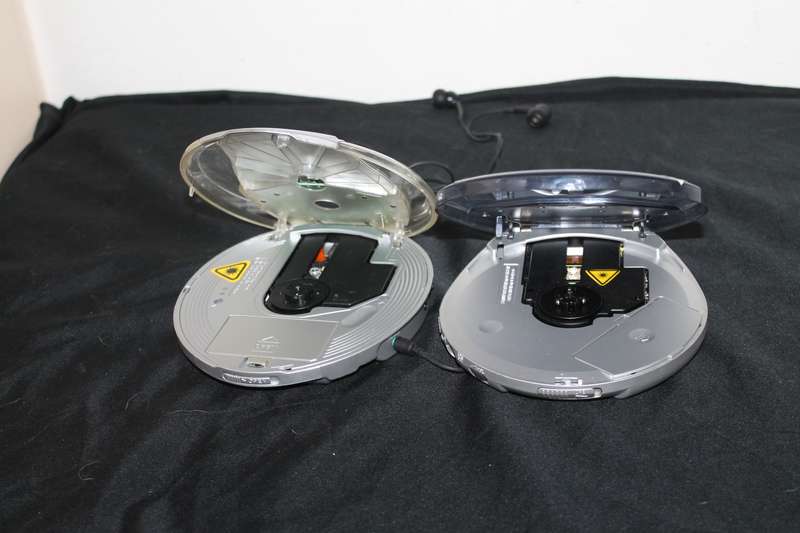 2 Cd Walkman's
