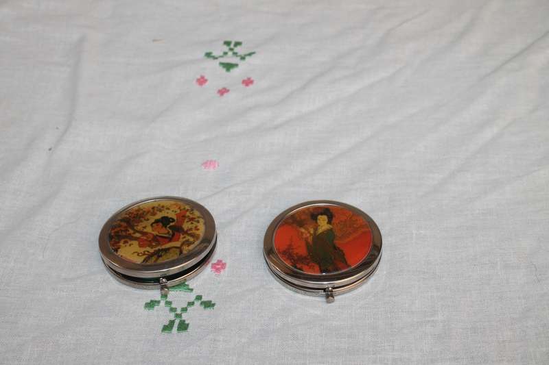 2 small compact mirrors