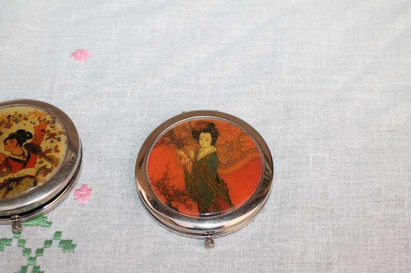 2 small compact mirrors
