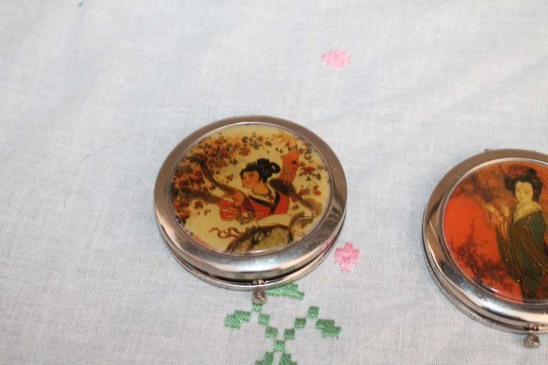 2 small compact mirrors