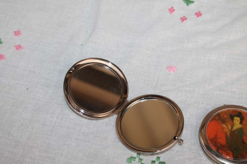 2 small compact mirrors