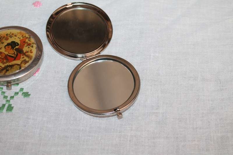 2 small compact mirrors