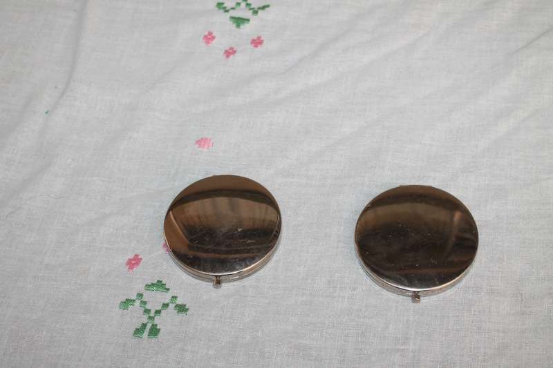 2 small compact mirrors