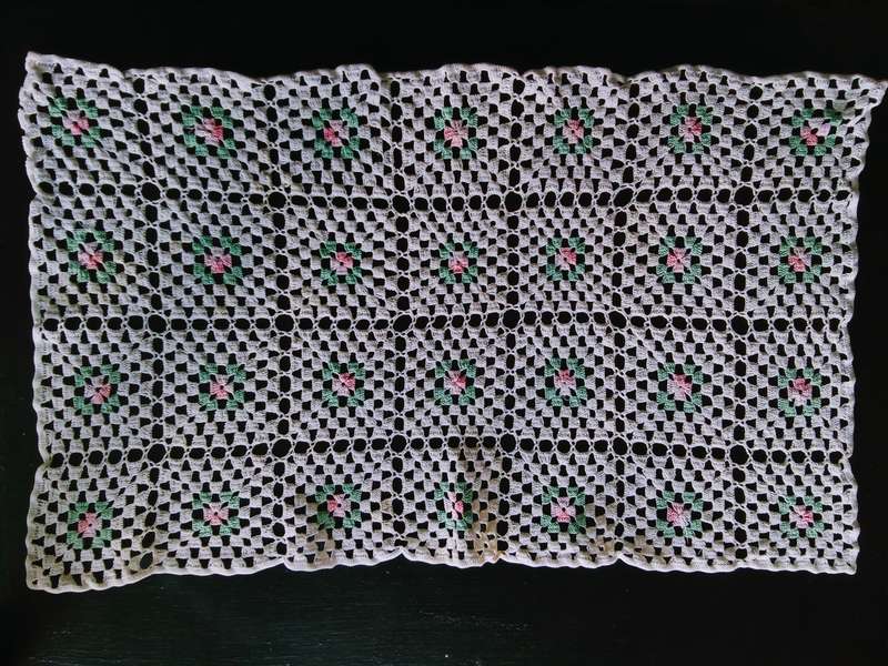 Stunning crocheted tray cloth - about 50cms across