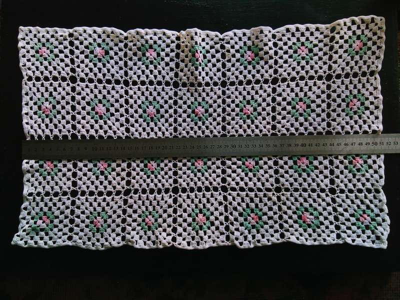 Stunning crocheted tray cloth - about 50cms across
