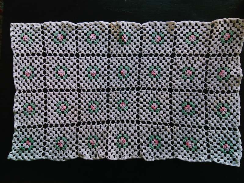 Stunning crocheted tray cloth - about 50cms across