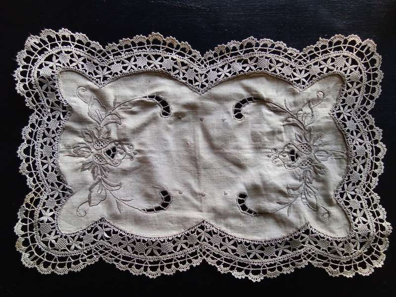Exquisite embroidered tray cloth with crocheted detail - about 44cms across