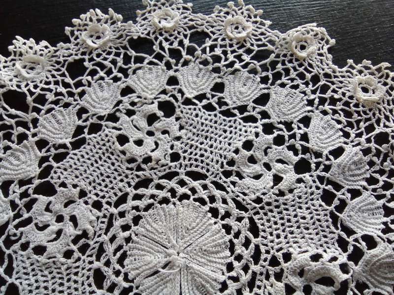 Exquisite hand crocheted doily - about 23cms across