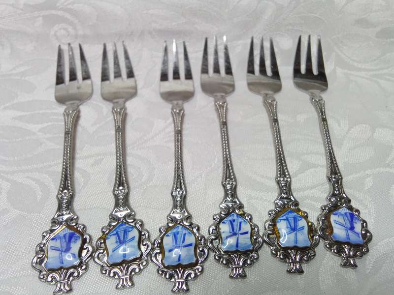 Six vintage "speculum plate" teaspoons with windmill detail